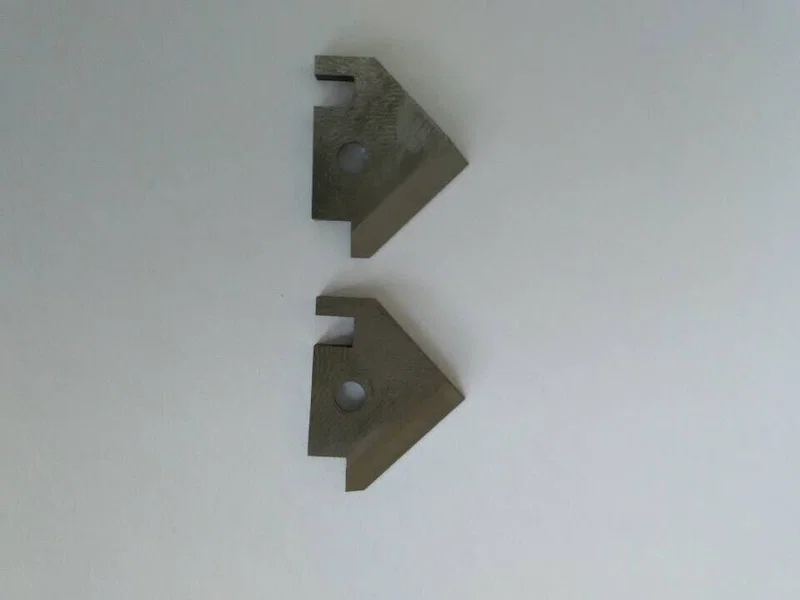 Koaksial trådstrippingsmaskin for roterende blader